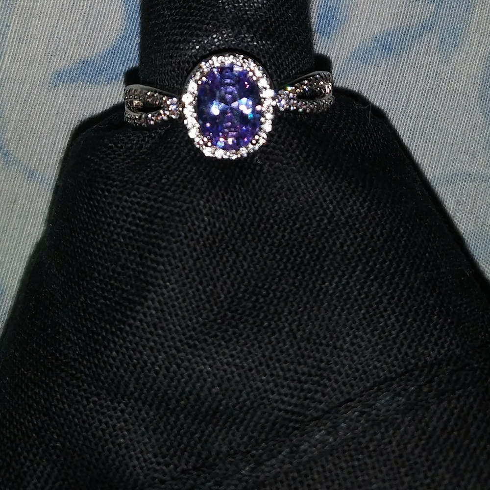 Gorgeous purple stone 18kt white gold ring